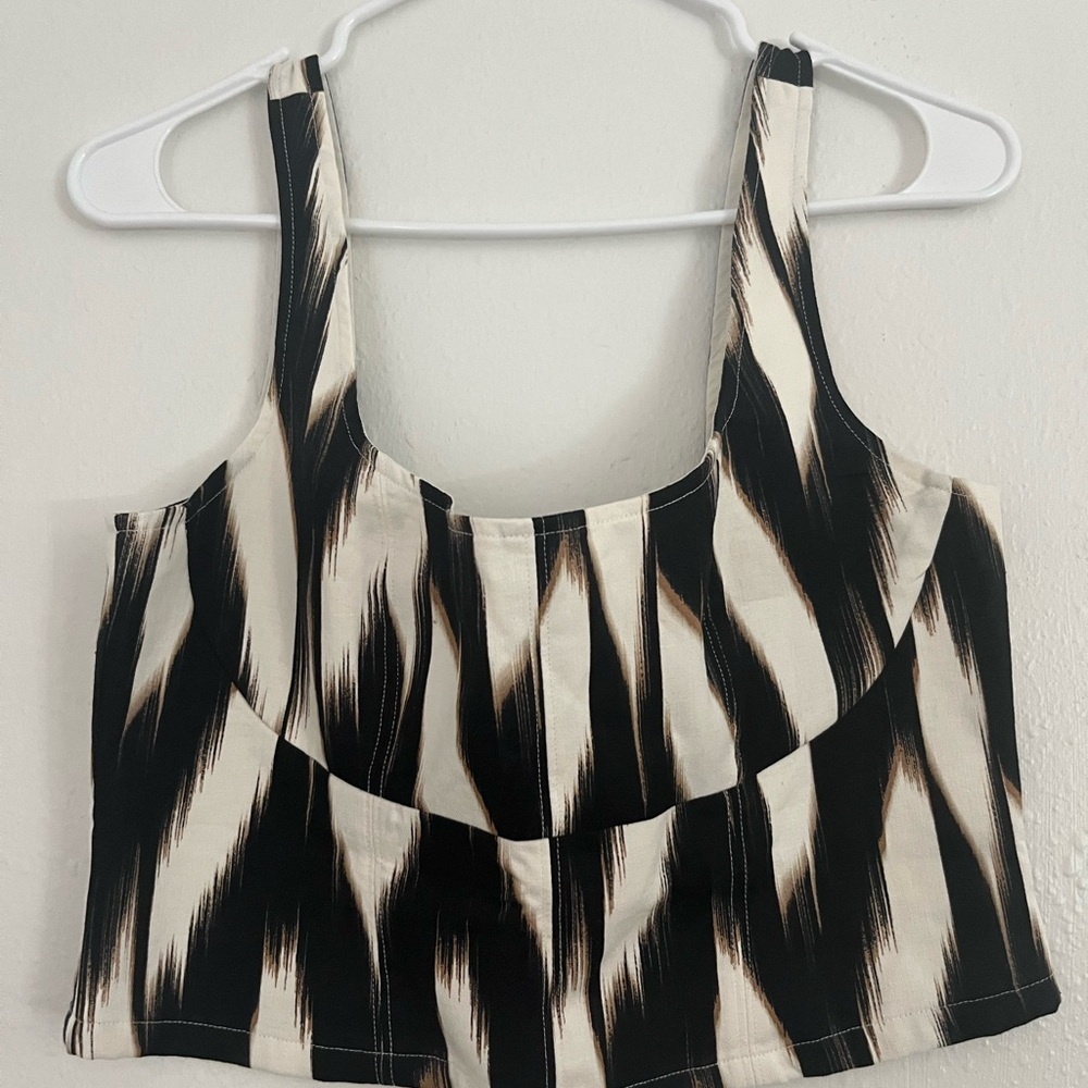 Banana Republic Black and Cream Patterned Cropped Top